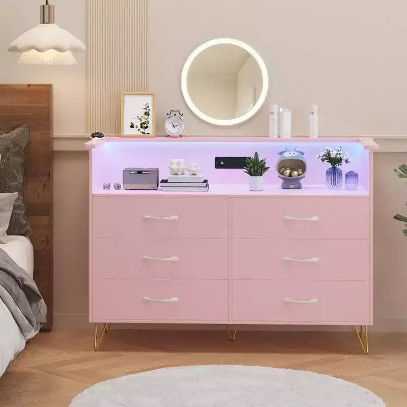 Commode rose à six tiroirs en bois