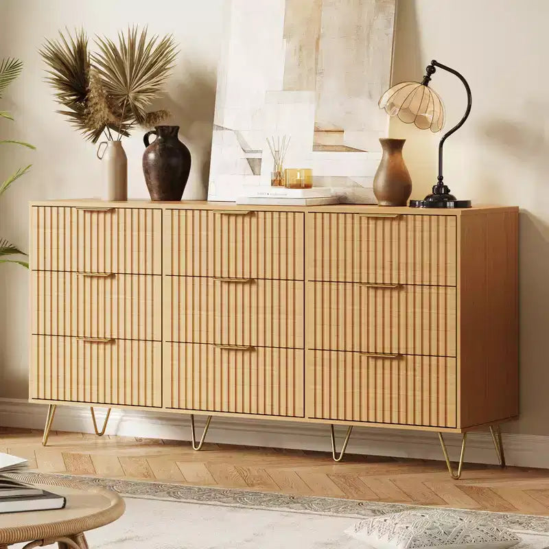 Commode à neuf tiroirs avec rainures